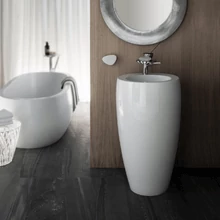 Szabadon álló mosdó